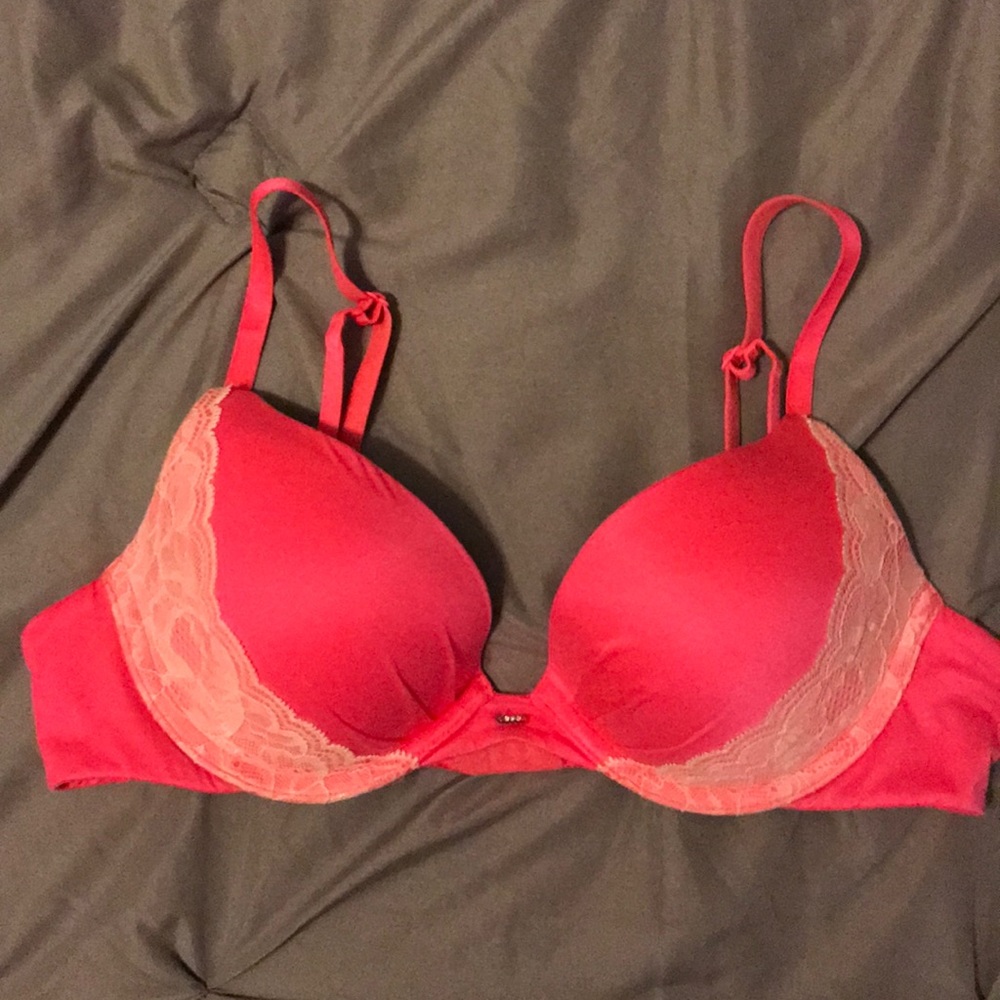 Victoria’s Secret 36B push-up Plunge bra
